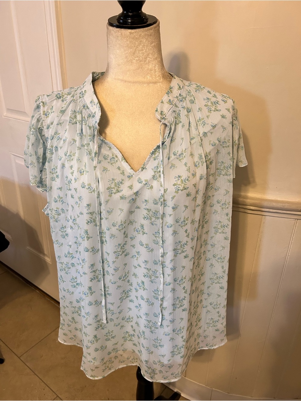 LC Lauren Conrad Ruffle Shoulder V-Neck Top/Size 1X
